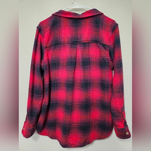 American Eagle small boyfriend fit red and black plaid button down flannel Shirt - Picture 3 of 7